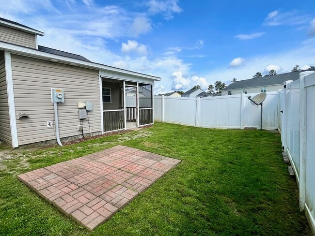 Building Photo - 3BR 3BTH Townhome with Screened patio and ...