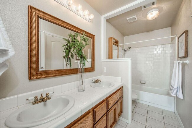 Building Photo - Spacious 5 Bedroom Clovis Home