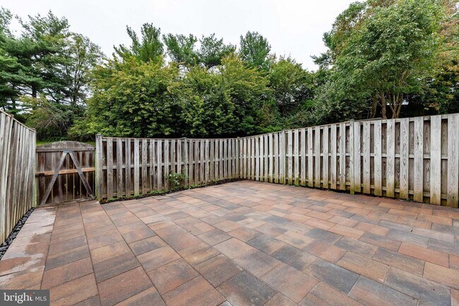 Building Photo - 18 Chantilly Ct