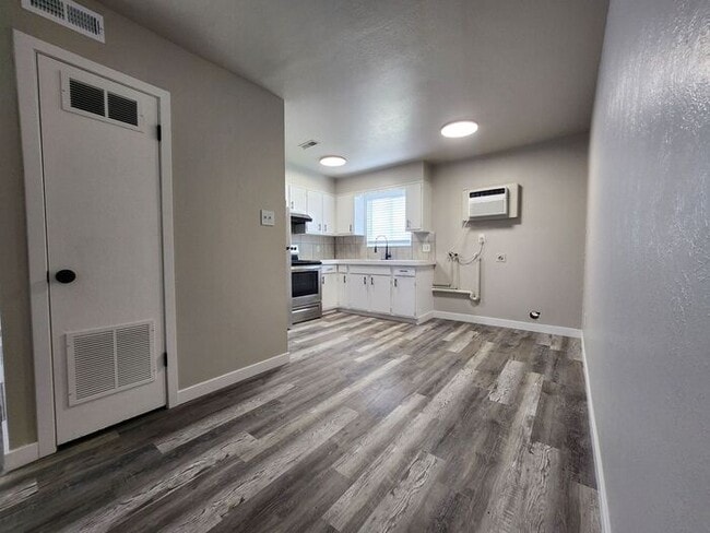 Building Photo - Remodeled 2-Bedroom | 1-Bathroom Upper-Lev...