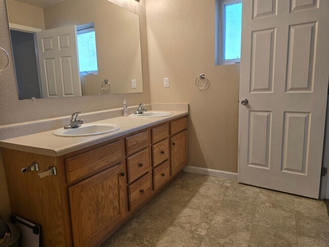 Building Photo - Three-bedroom condo in Denver boasts a lar...