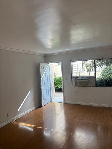 Building Photo - 924 N Ogden Dr