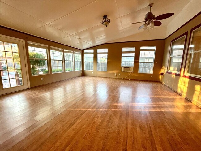Building Photo - 13720 Greinert Dr