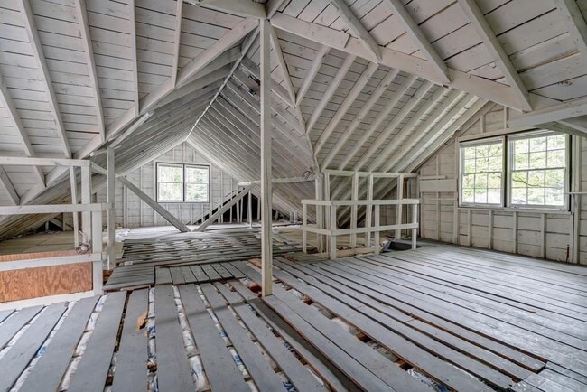 Building Photo - 781 Courtenay Dr NE