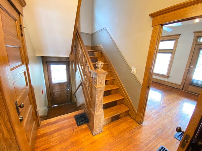 Building Photo - Huge Brick House! Free Parking!