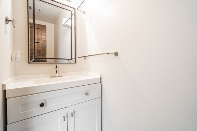 Building Photo - Central Phoenix Condo