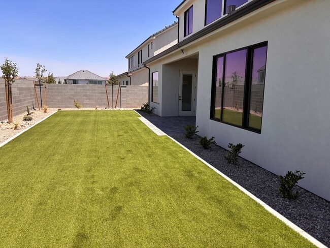 Building Photo - BRAND NEW 5 bed | 3.5 bath | 3 car garage ...