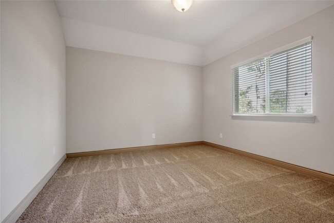 Building Photo - 40515 Manor Dr