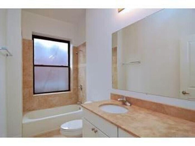 Building Photo - 3 bedroom in Chicago IL 60640