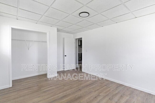 Building Photo - 9835 Winkler Dr