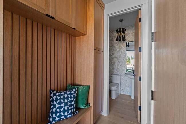 Building Photo - Exquisite Town home living: Bends desirabl...
