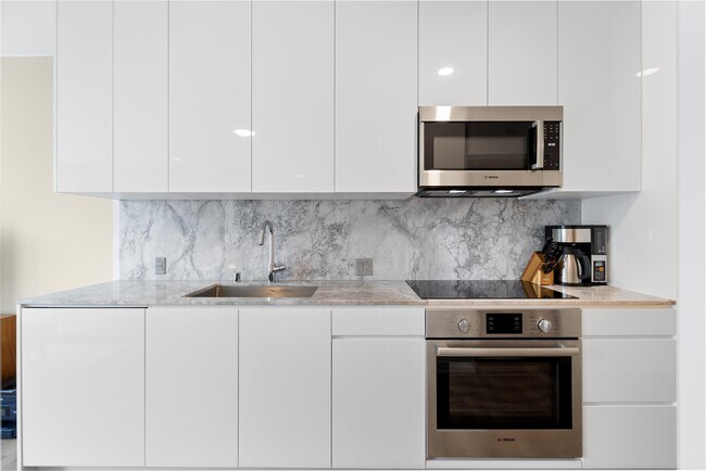 Building Photo - 987 Queen St