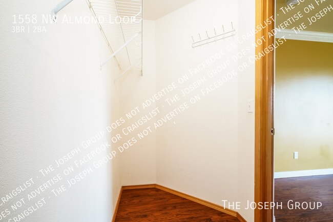 Building Photo - 1558 NW Almond Loop