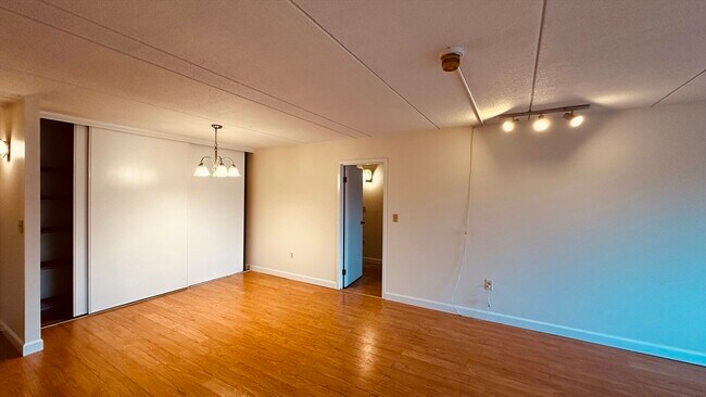Building Photo - 1550 Worcester Rd