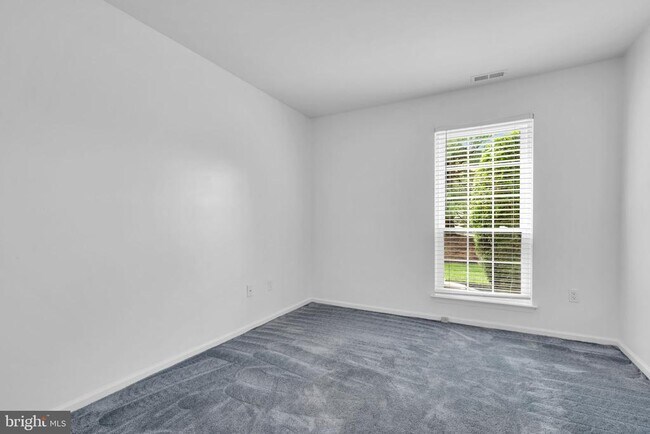 Building Photo - 155 Steeplechase Ct