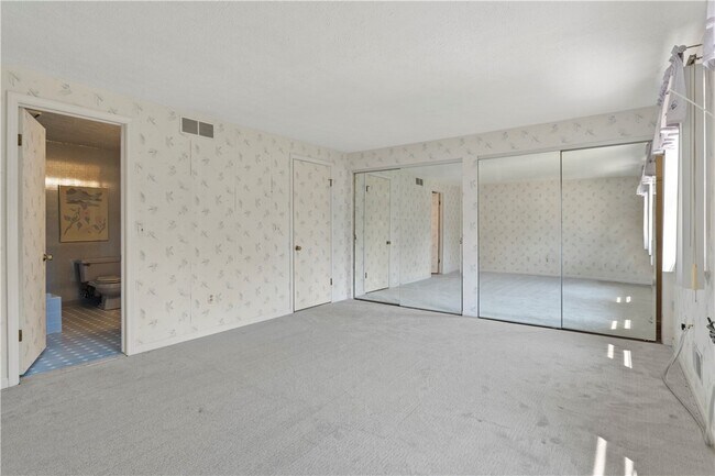 Building Photo - 245 Deerhurst Ln