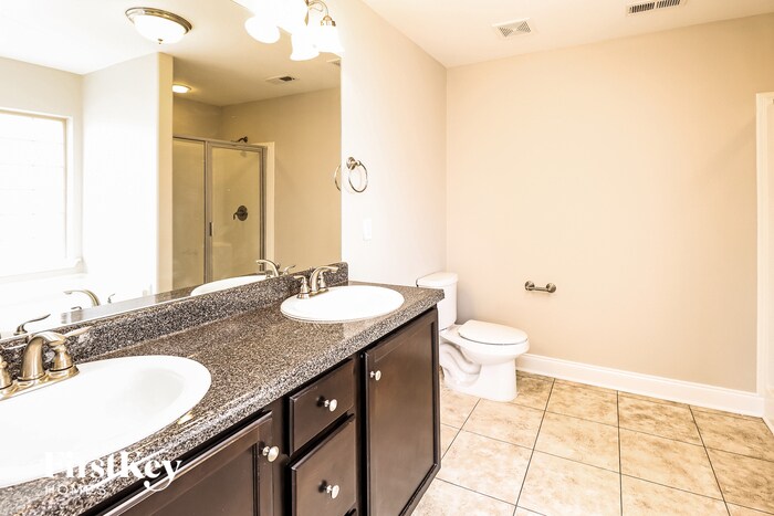 Building Photo - 495 River Crest Dr N