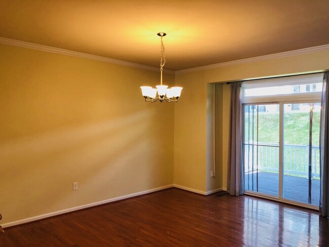 Building Photo - 4 bed/3.5 bath Townhouse in Suncrest Village - July 27th