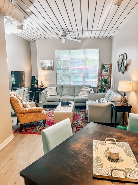 Building Photo - 2411 W Horatio St