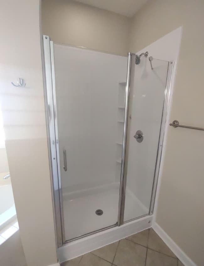 Building Photo - SPACIOUS WATERFRONT 3 bed/3.5 bath with loft/flex space