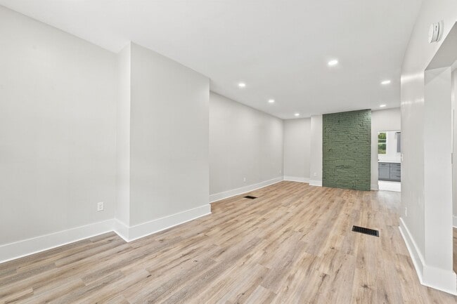 Building Photo - Gorgeous 4 bedroom 2 bath home in Garfield! Available now!