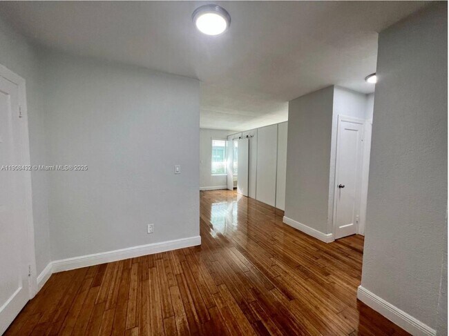 Building Photo - 7315 Carlyle Ave