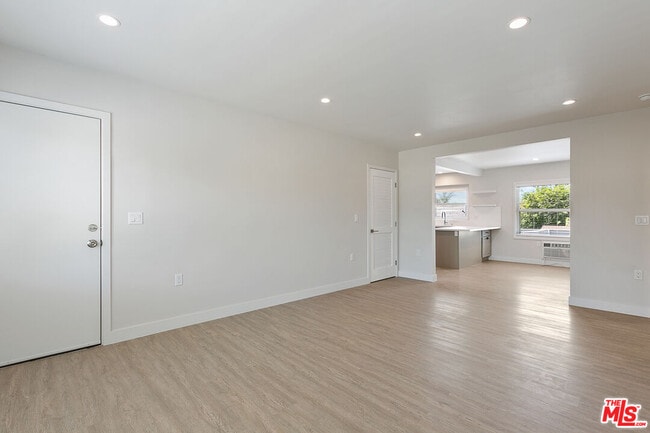 Building Photo - 5454 S San Vicente Blvd