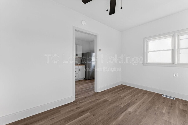 Building Photo - 604 1/2 Hart Street