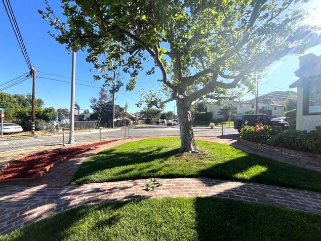 Building Photo - 3 bed, 2 bath located in Riverside!