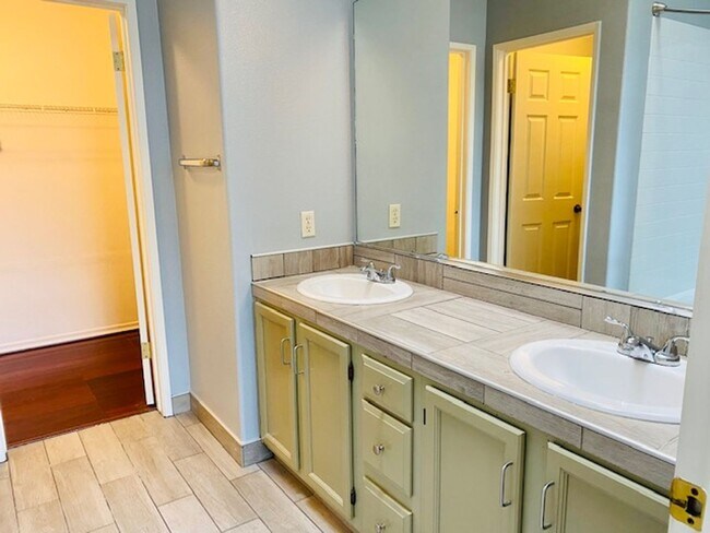 Building Photo - $2,350 Milburn & Herndon, 4 Bedroom Home -...
