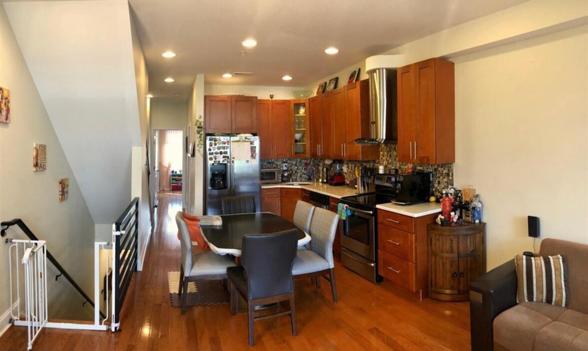 Kitchen - 1621 Carpenter St