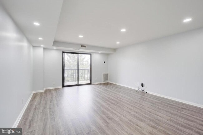 Building Photo - 3800 Powell Ln