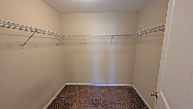 Building Photo - 4 bedroom 2.5 bathroom home