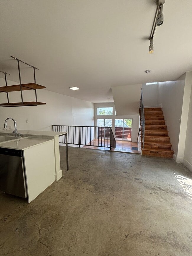 Building Photo - 843 Robinson St