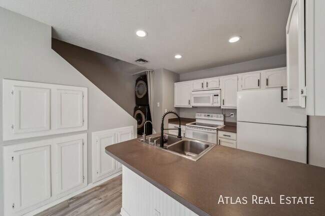 Primary Photo - 2301 E University Dr