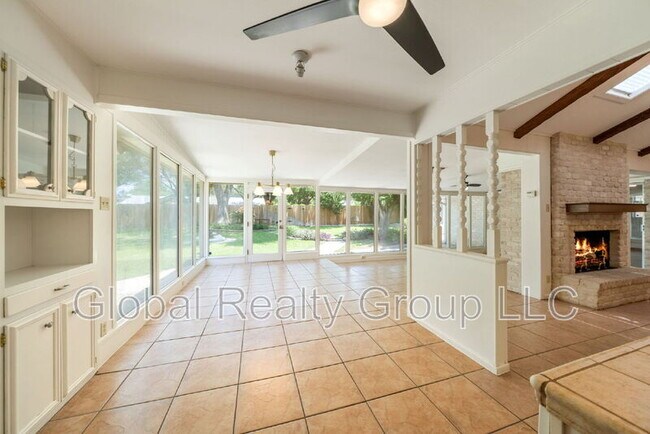 Building Photo - 425 Crestwood Dr