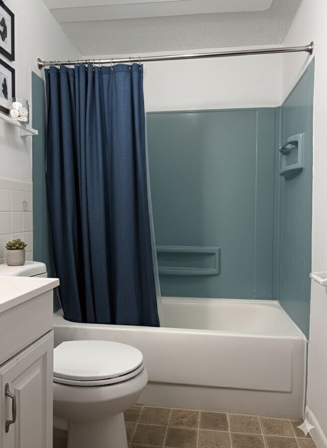 Building Photo - Bright 2-Bedroom Condo in Presidential Par...