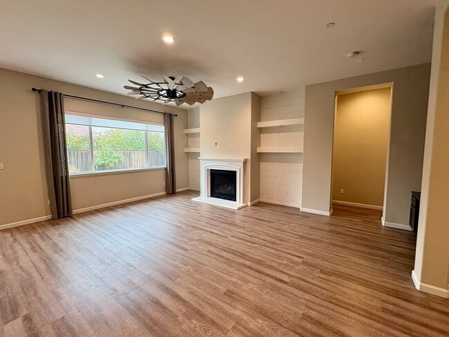 Building Photo - Charming! 3 Bedroom 2.5 Bath Single Family Home