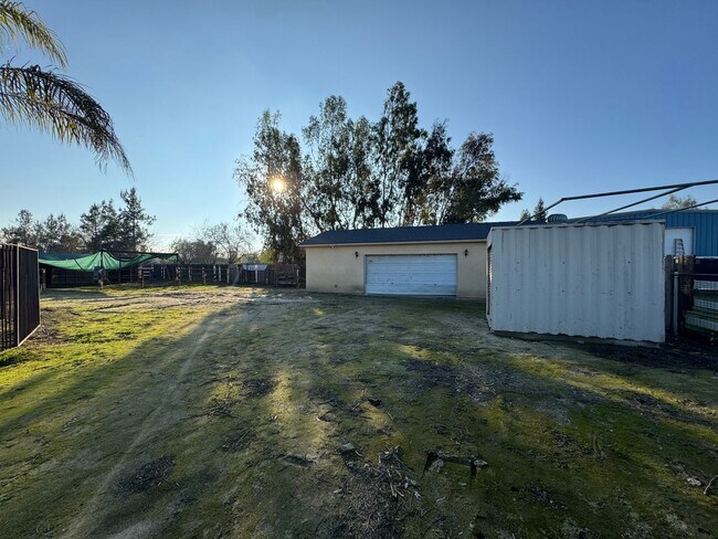 Building Photo - Spacious home with a pool! MOVE IN SPECIAL