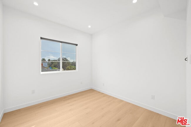 Building Photo - 2326 S Dunsmuir Ave