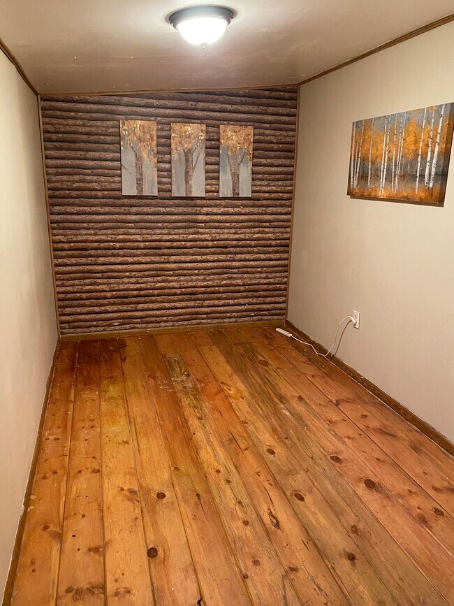 7x17 bedroom - 568 Armington Rd