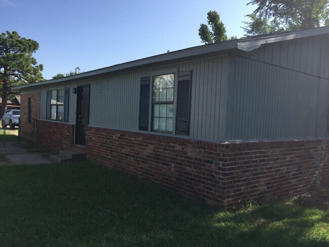 Building Photo - Adorable cottage is right in the heart of OKC!