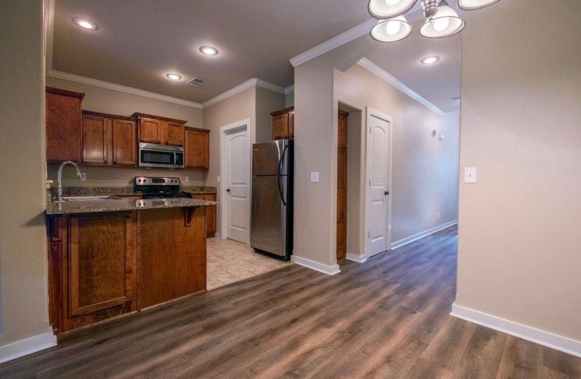 Building Photo - 102 Venezia Ln