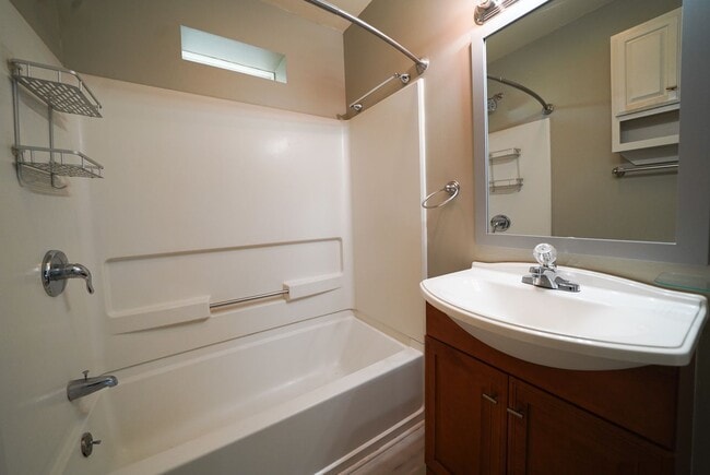 Building Photo - Villa Heights-Belmont Area 2 or 3 bed, 2 b...