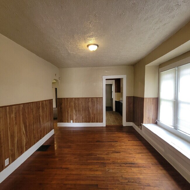 Building Photo - Near Eastside 3BR House!