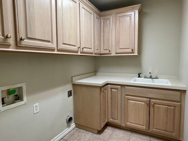 Building Photo - Great 3 Bed 2 Bath Duplex in a Gated Neighborhood!!