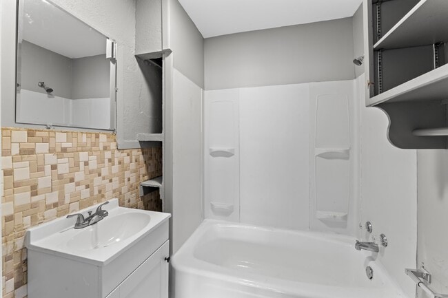 Building Photo - COMING SOON!! Charming 2-Bedroom Haven in Kansas City Northland!