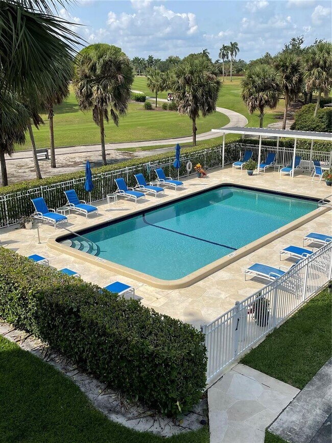 Building Photo - 250 Jacaranda Dr