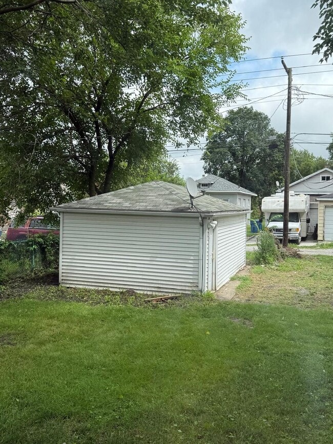 Building Photo - 3 Bedroom 2 Bath plus 2 Bonus Rooms! 5 Pos...