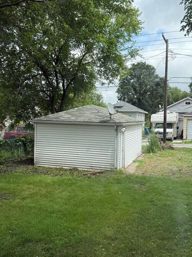 Building Photo - 5-Bedroom 2-Bath Completely Renovated!